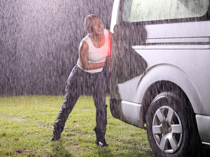 車の中で一晩、褐色エロボディの女親方と何度も身体を重ねあった｜サンプル画像3