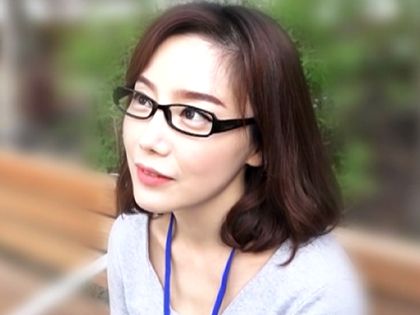 韓国ナンパ☆美人なメガネおねえさんとエッチ｜サンプル画像1