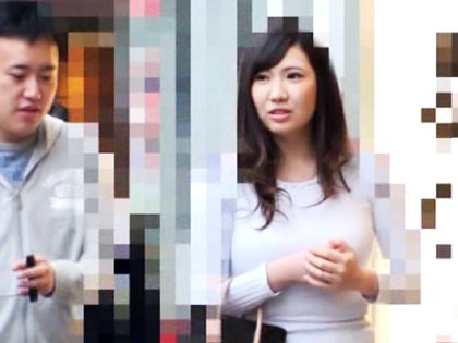 素人妻を街角でナンパ♪勝手に生でハメて膣内にドピュ｜サンプル1