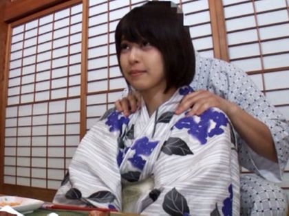 夫を支えるためにAV出演!?ショートカット人妻と中出し温泉旅行｜サンプル1