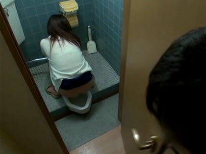 トイレ中の無防備な女性達のオマ○コに、勃起チ○ポをねじ込む!｜サンプル1