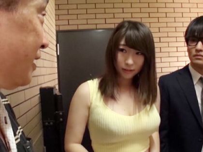 DV夫の拘束SEXから逃げた巨乳妻！隣人に優しく助けられてH｜サンプル1