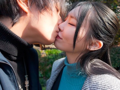 海岸散歩・足湯・脱がし合い♪ベロチュウしまくるイチャラブSEX｜サンプル画像2