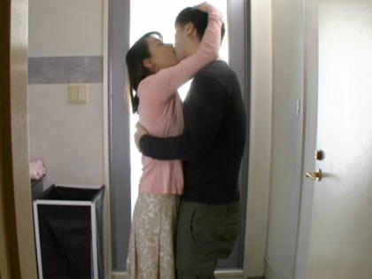 息子のザーメンで寂しさを紛らわせる子離れできない母親｜サンプル1