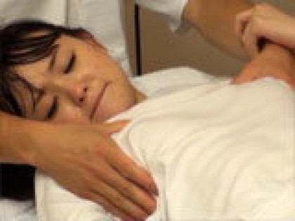 狙われた制服!ワイセツ整体中出しマッサージ｜サンプル画像2