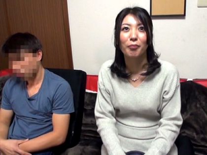 「私でいいの？」人妻が素人クン宅で筆おろし！しかも連続中出し｜サンプル画像2