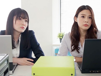 派遣社員は2人の痴女！童貞上司の乳首を責めてザーメン搾り｜サンプル1