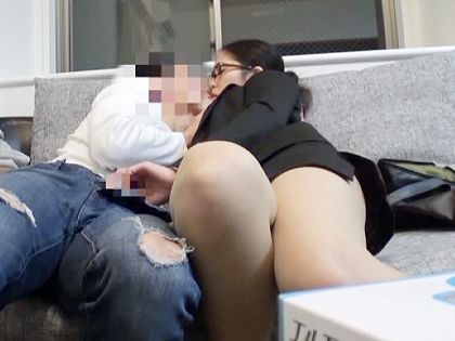 AV会社のOLたちが初監督…のハズが自分が出演するハメに!?｜サンプル2