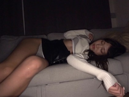 ███で熟睡中のデカ尻娘をハメ撮りしながら膣内射精！｜サンプル画像2