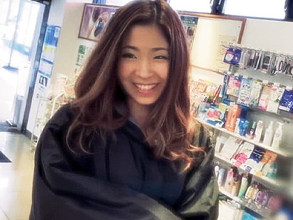 小麦肌のヤンママとオープンカーでドライブデート＆野外FUCK｜サンプル画像2