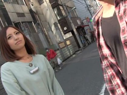 コートの下は下着♪新人AV女優が逆ナンパで素人クンをお持ち帰り｜サンプル1