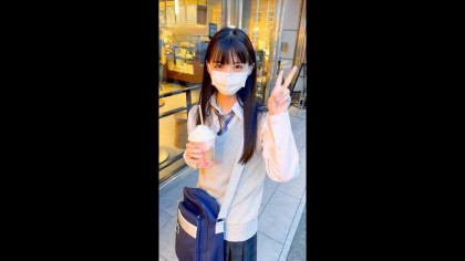 黒髪ロング色白ロリ声娘がJKコスで仰け反り絶頂でハメ潮噴射！｜サンプル画像1