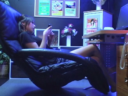 ネットカフェで寝てるギャルを狙って中出し｜サンプル1
