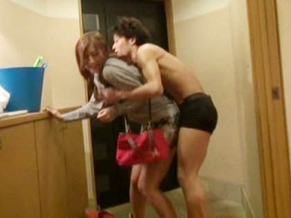 AV女優がドアを開けたら即挿入して中出ししまくり｜サンプル1