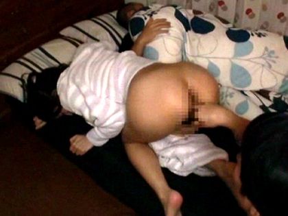 友達の彼女を夜這い寝取り！女の子も興奮し中出しおねだり｜サンプル5