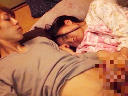 妹＆弟の嫁たちを夜這い 隣で家族が寝ていても好き勝手に中出し｜サンプル1