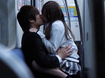最終電車でJKが寝ている男にこっそりキスをして始まる恋物語｜サンプル5