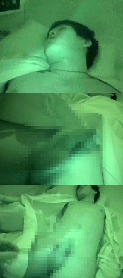 カプセルホテルで寝ている客にイタズラ手コキ♪｜サンプル1