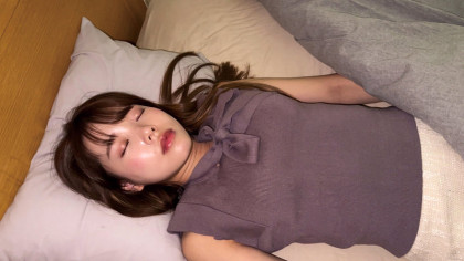 無抵抗で無防備！眠る色白女子大生のカラダを堪能｜サンプル画像1