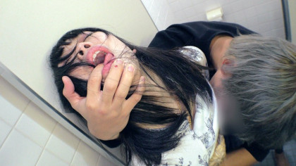 ｢だめ゛ぇ゛！｣トイレでアパレル店員の黒髪娘に無許可中出し｜サンプル画像3