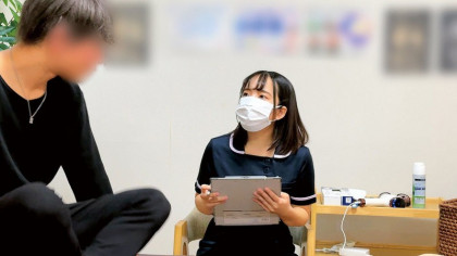 押しに弱いどころかスケベなメンズ脱毛サロン店員がアへ顔絶頂｜サンプル画像1