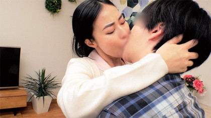 キスのコツはいっぱいヨダレを出すこと♪筆おろしで連続中出し！｜サンプル画像1