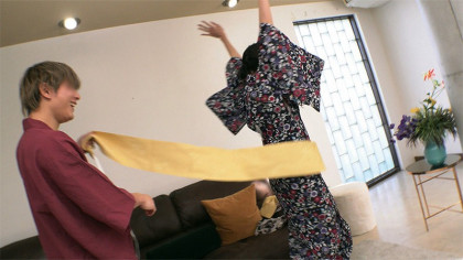 高身長スレンダー娘が浴衣姿で野球拳！負けたらハメられちゃう!?｜サンプル画像2