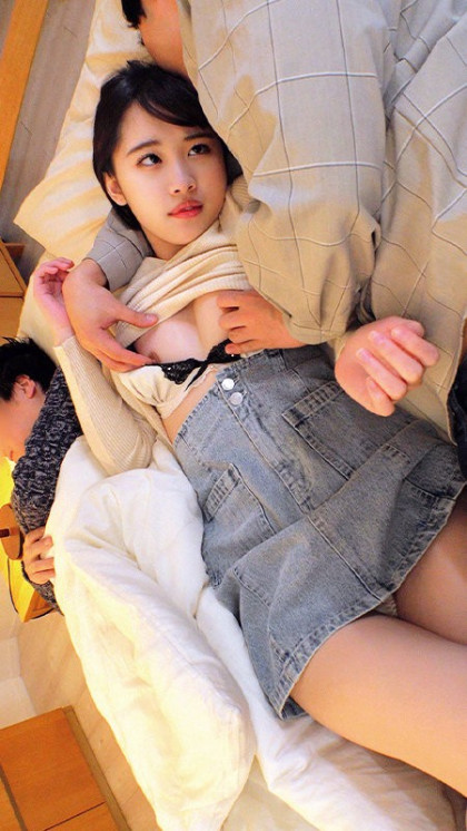 ｢ちょっとだけ…｣眠る彼氏の横で他人棒を受け入れちゃう彼女☆｜サンプル画像2