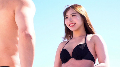 イケメンとビキニ娘が密着ヌードフォト！隙を見てズブッと挿入☆｜サンプル画像1