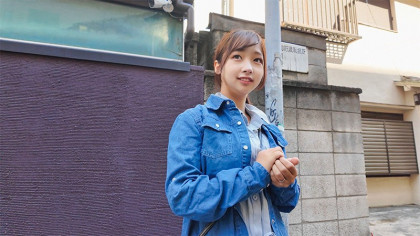 巨乳人妻をナンパ！電ママッサージでワンピ―スがびしょ濡れ♪｜サンプル画像1