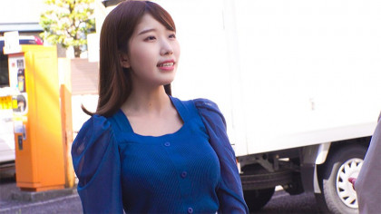 ｢いたくない？｣包茎チ○ポを優しく剥いてくれる巨乳人妻♪｜サンプル画像1