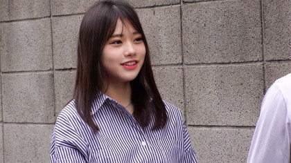 エアーSEX中にズブリ！挿れられても笑顔な女子大生に連続中出し｜サンプル画像1