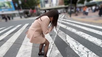 とびっこ散歩で街中連続絶頂！発情が止まらず痴女化する社長秘書｜サンプル画像2