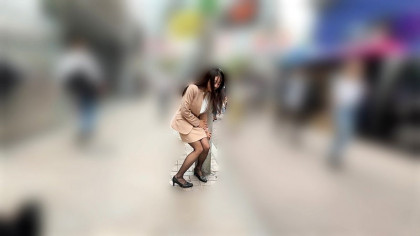とびっこ散歩で街中連続絶頂！発情が止まらず痴女化する社長秘書｜サンプル画像3