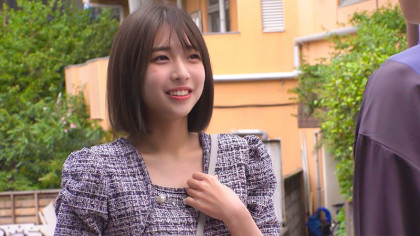 ヌード撮影中にズブリ！中出しされたのに笑顔でピースの新婚人妻｜サンプル画像1