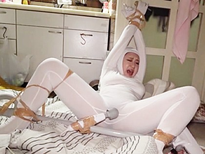 コスプレして淫乱化!?巨乳熟ママが息子の担任とナマSEX｜サンプル6