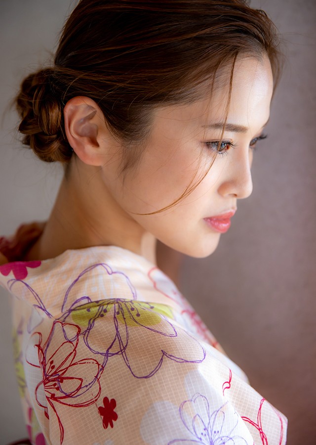 SUMMER HOLIC〜刺激的夏激写〜 神咲まい【ヌード写真集】｜サンプル5