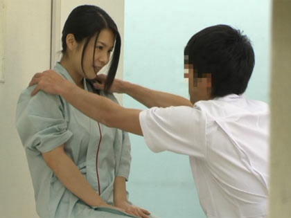 検査着の下は丸裸 健康診断中のOLにムリヤリ…｜サンプル1