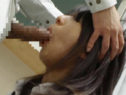 検査着の下は丸裸 健康診断中のOLにムリヤリ…｜チャプター3サンプル画像