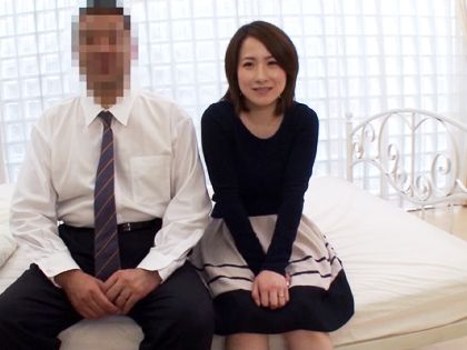 夫婦で記念SEX撮影…のはずが代役の若い男優に欲情!?｜サンプル1