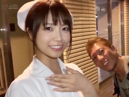 こんなところにAV女優!?街中でファンに気づかれたらSEX交渉｜サンプル1