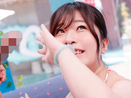 お金欲しさにビキニ娘たちがMM号でチ○ポをしゃぶりまくる!!｜チャプター1サンプル画像