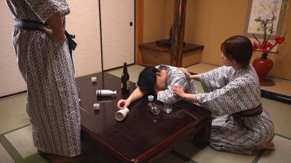 温泉旅行先で夫の弟と再会、寝取られ穢される妻 ～雌ノ宿～｜サンプル画像3