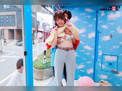 彼氏の隣で感じてはいけないくすぐり我慢企画inマジックミラー号｜チャプター1サンプル画像