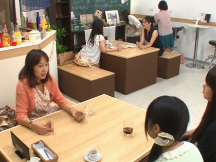 壁から机から椅子から男根が！ナメハメ放題のチ○ポカフェ｜サンプル1