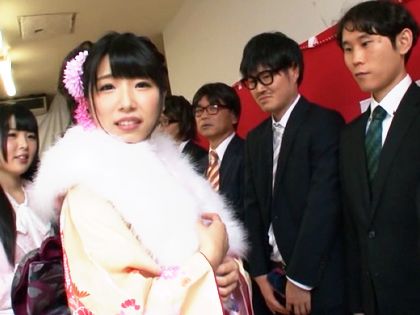 中出しで射精人式！パイパン娘が並んだ男たちを次々に搾精｜サンプル1