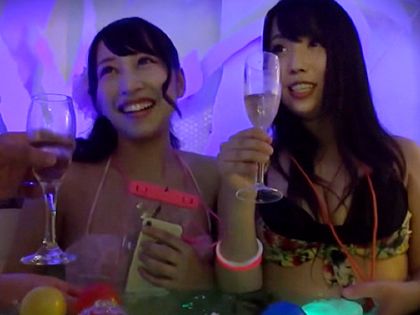 ナイトプールに潜入！2人組のビキニ女子をナンパ☆｜サンプル1