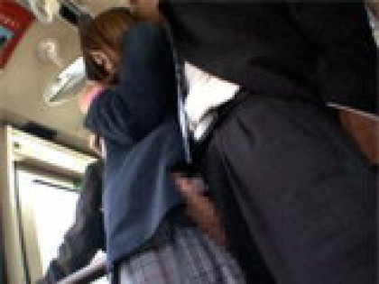 バスで制服女子にフェラを見せつけたら…｜サンプル画像2