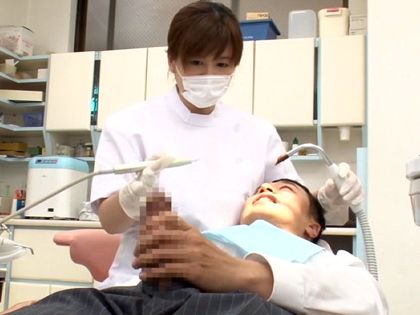 デカパイが密着して勃起した患者に迫られちゃう歯科衛生士｜サンプル画像2