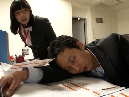 地味なメガネっ娘が会社でオナニーしてたからハメちゃった♪｜サンプル1